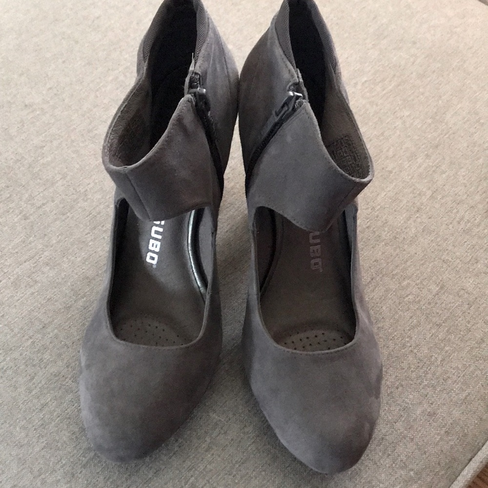 🎀 2/$15 Tsubo Suede Wood Heels